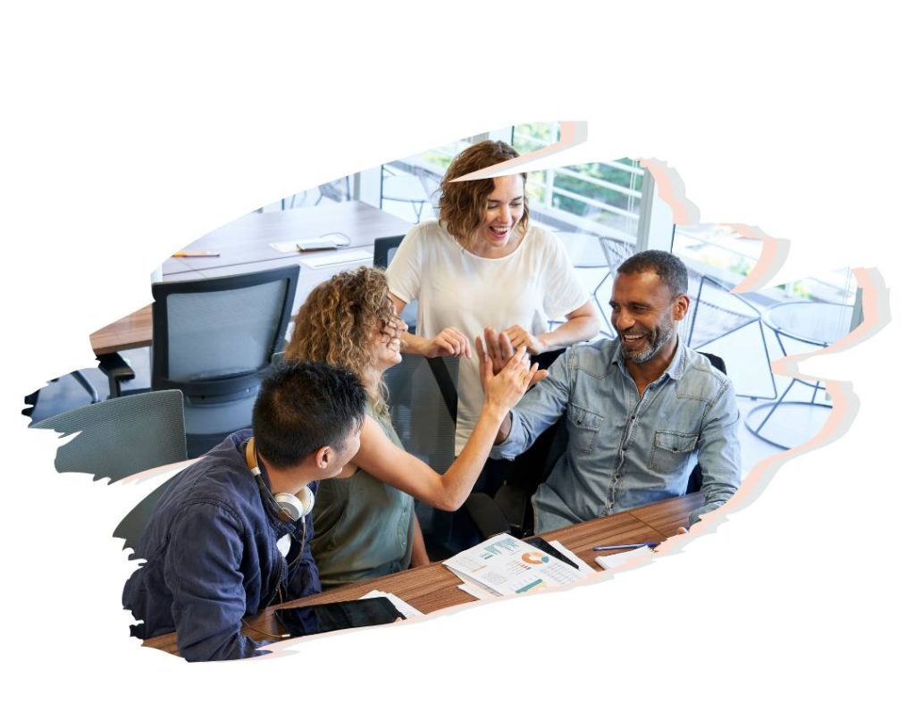 equipe de trabalho comemorando uma melhoria de personalização de erp customizável UNO